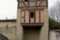 Durch altes Stadttor.