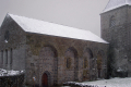 provozierend spartanischen romanischen Kirche.