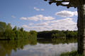 Sitzen am Ufer des Lot unter Platanen