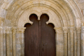 Kirche mit mozarabischem Portal