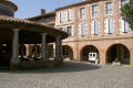 kreisrunder, offener Halle