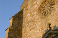 Rosette der Kirche im Abendlicht