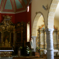durch romanische Rundbögen abgetrennt