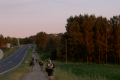 Auf Pilgerweg neben Hauptstraße